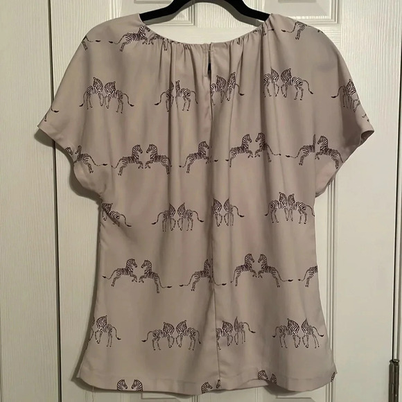 Ann Taylor Gray Short Sleeve Blouse Zebra Design Button Closure Small Career S - Picture 3 of 6